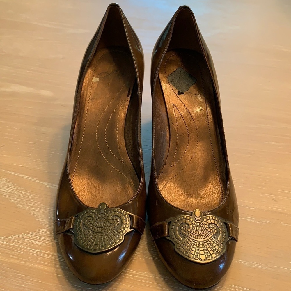 Women’s Tahari heels with medallion Size 8